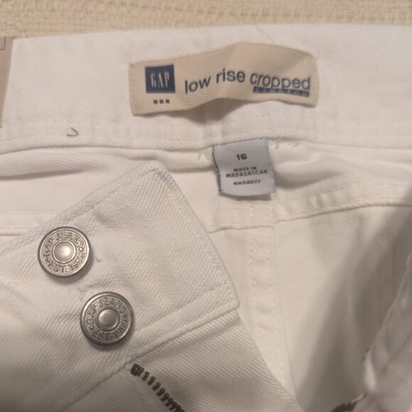 GAP white denim cropped pants - Picture 3 of 9